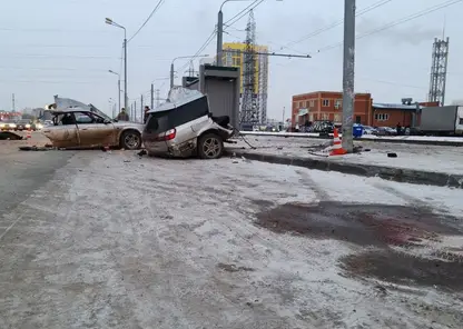 Автомобиль разорвало на части при столкновении с опорой в Новосибирске