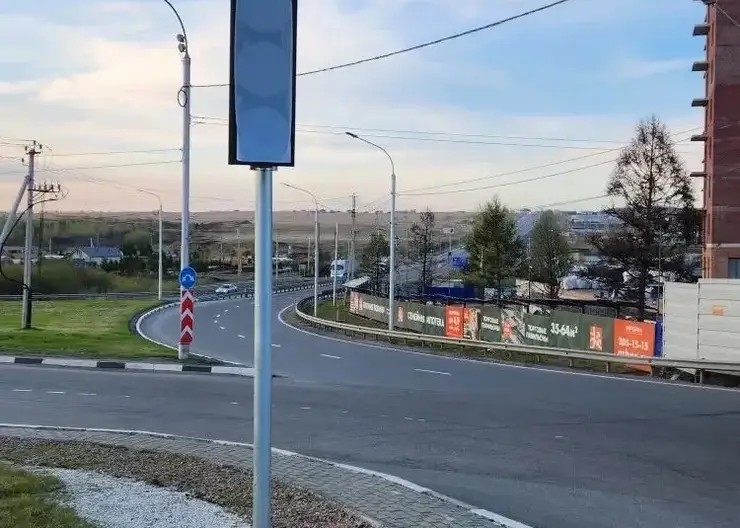 На кольце по улице Калинина в Красноярске начали устанавливать светофоры