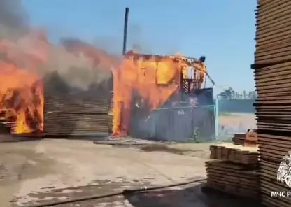 Склад горит в Братске Иркутской области на площади 6 тысяч квадратных метров (видео)