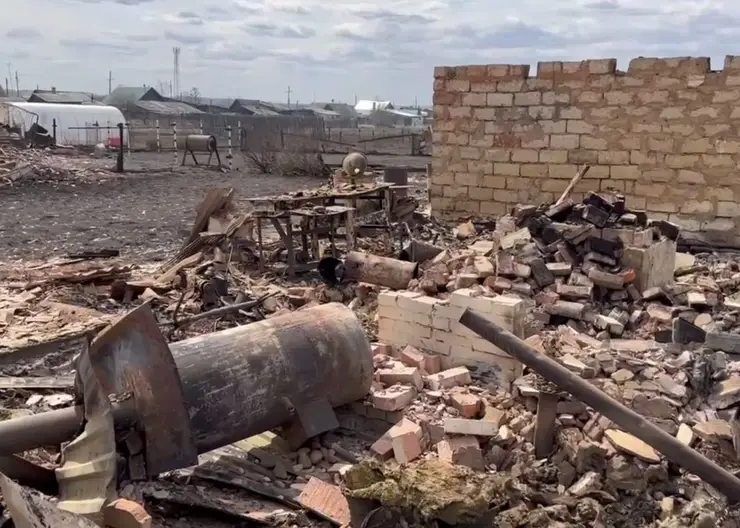 В городе Уяре продолжается проливка и разбор конструкций после пожара