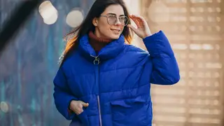 Красноярке выплатят почти 50 тысяч рублей за порванную в автобусе куртку