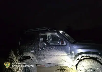 В Уссурийске водитель без прав перевозил пассажира на крыше внедорожника — тот упал и погиб