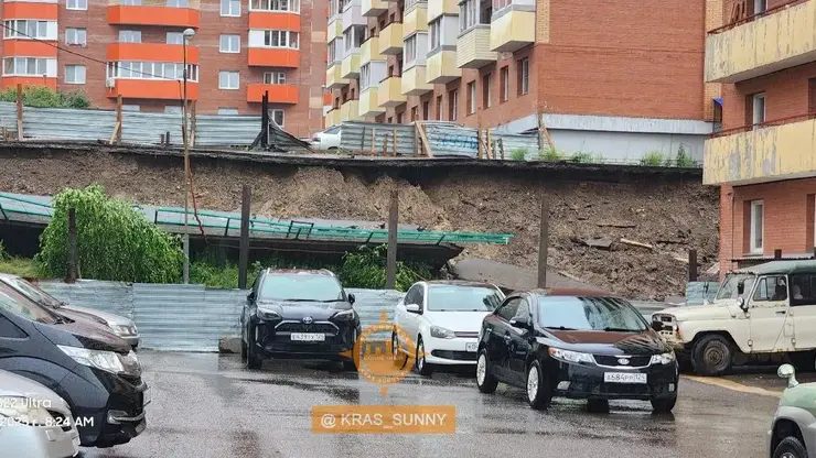 В Солнечном обрушилась подпорная стена из-за сильного дождя