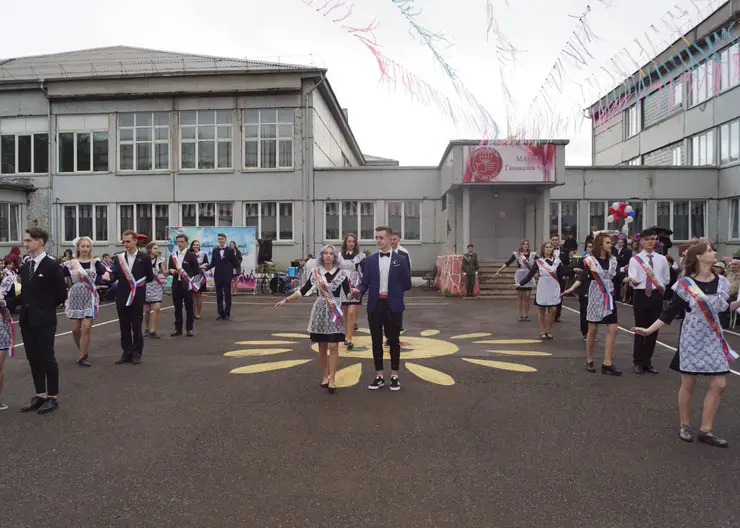 В Красноярске для более пяти тысяч выпускников проходят последние звонки