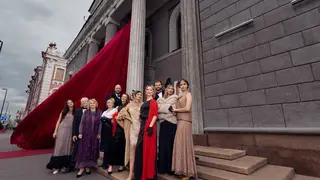 «Размыли границы»: Красноярский театр Пушкина украсили занавесом и красной дорожкой