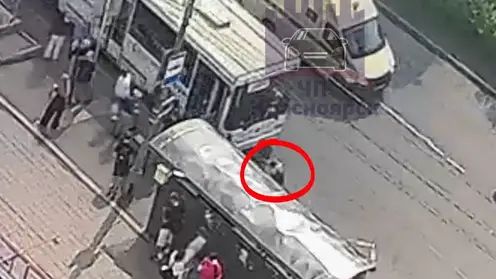 В Красноярске автобус № 23 сбил подростка на остановке в Солнечном