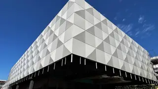 Почти 1000 алюминиевых кассет монтируют на фасаде Суриков‑Центра в Красноярске Почти 1000 алюминиевых кассет монтируют на фасаде Суриков‑Центра в Красноярске