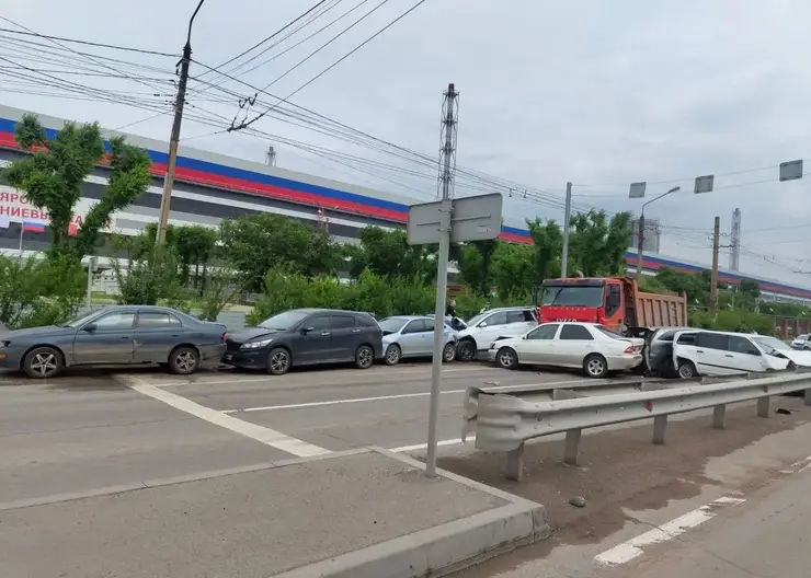 Авария с участием 9-ти легковушек и большегруза произошла на улице Пограничников в Красноярске