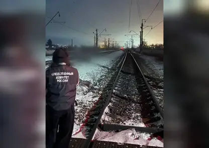 Мужчина и двое детей попали под поезд в Иркутской области