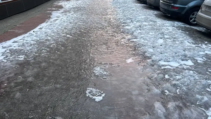 Красноярск сковал гололед: горожане жалуются на скользкие остановки
