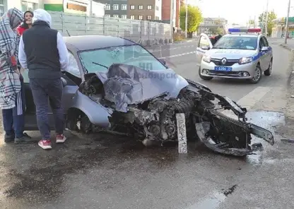 В Красноярске водитель на Mazda снёс фонарный столб