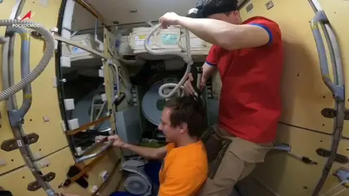 Коллега красноярского космонавта Кирилла Пескова подстриг его в невесомости