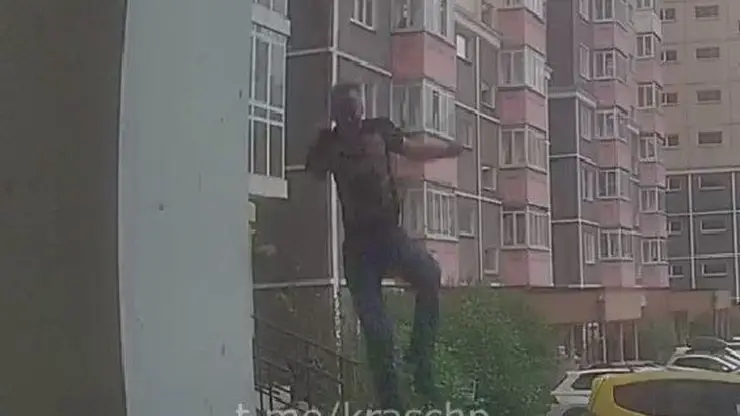 В Красноярске мужчина упал с 8 этажа и погиб