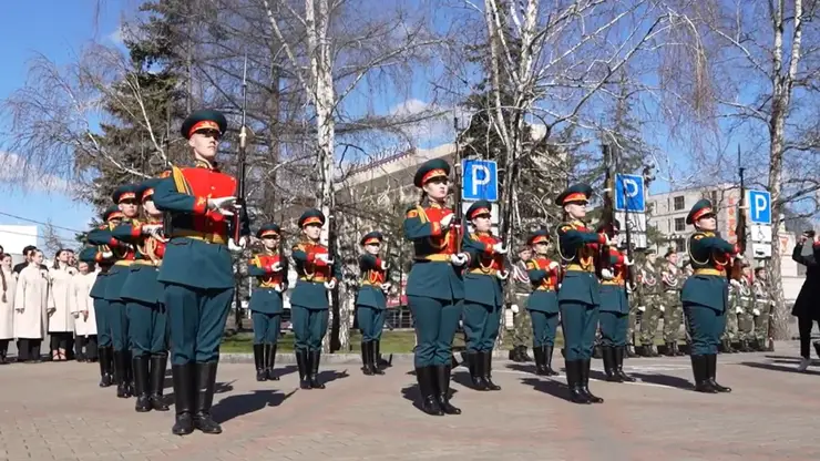 Двое подростков-карабинеров упали в обморок в ходе выступления на поднятии флага в Красноярске