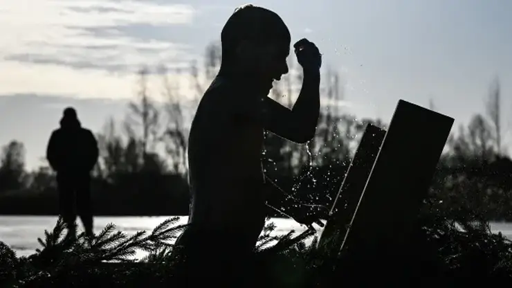 Роспотребнадзор Красноярского края рассказал о правилах безопасности купания в морозы