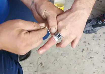 Спасатели Краснотуранска пришли на помощь мужчине, застрявшему в кольце