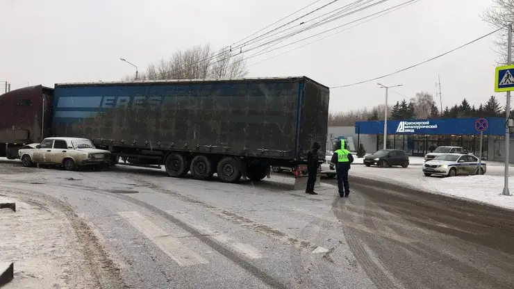 15-летний подросток за рулем легковушки врезался в фуру в Красноярске