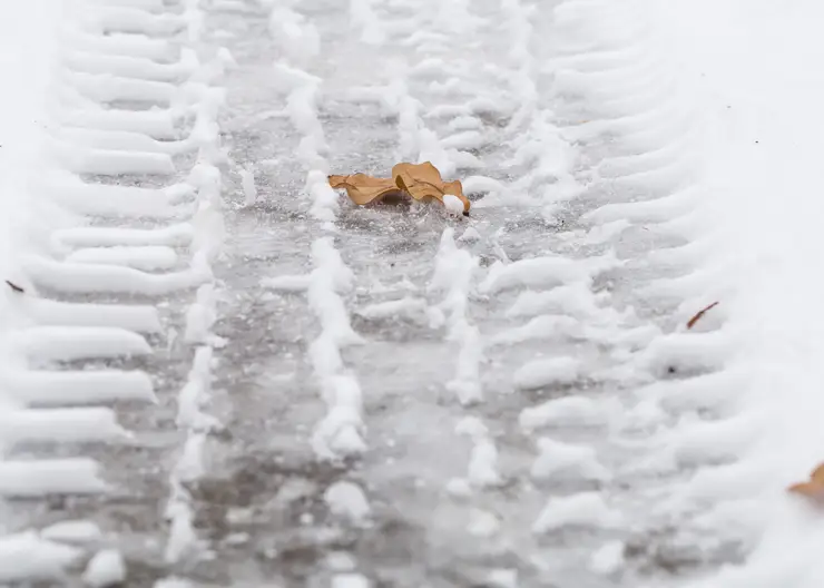 Красноярцам объяснили, зачем чистят дороги и улицы во время снегопада