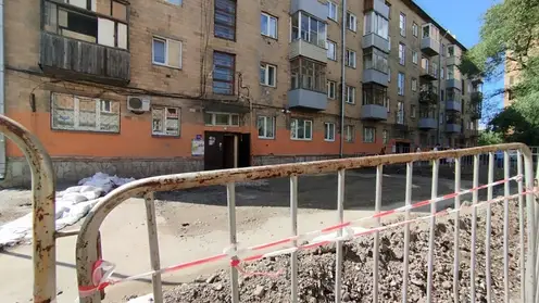 В Красноярске назвали окончательные причины обвала грунта у дома на Бограда