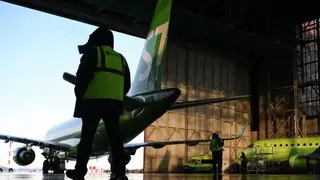 Три самолета, летевшие в Барнаул, приземлились на запасной аэродром в Новосибирске из-за сложных погодных условий Три самолета, летевшие в Барнаул, приземлились на запасной аэродром в Новосибирске из-за сложных погодных условий