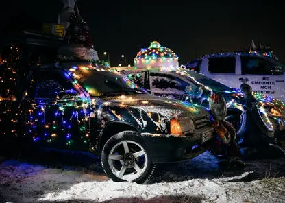 430 машин создали гигантскую новогоднюю «АвтоЁлку» в Красноярске