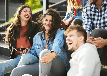 Ученые объяснили, как возникает смех и кому присущ черный юмор