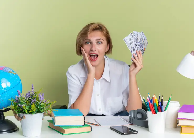 Зарплаты учителей в Новосибирской области оказались выше, чем в Красняорском крае