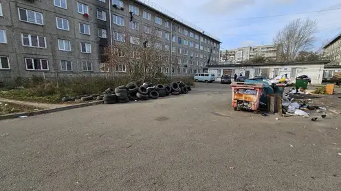 Красноярцы пожаловались на старые шины на мусорных площадках