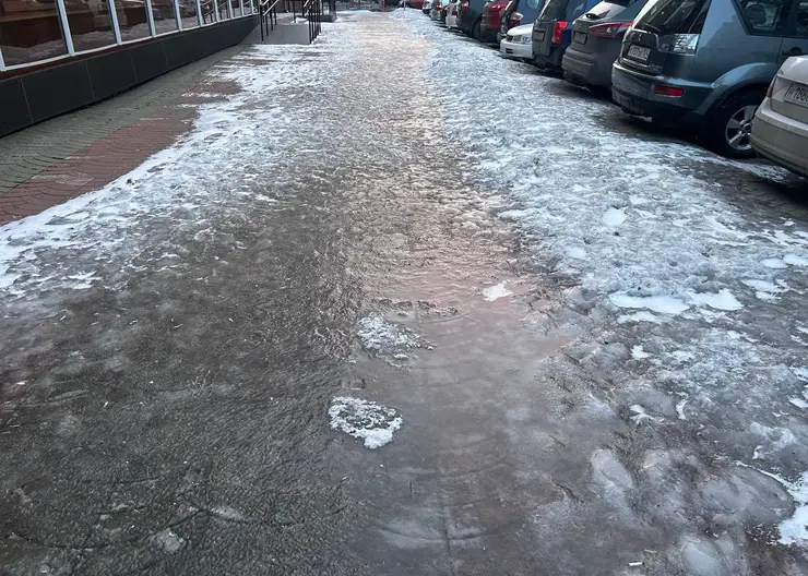 Красноярск сковал гололед: горожане жалуются на скользкие остановки