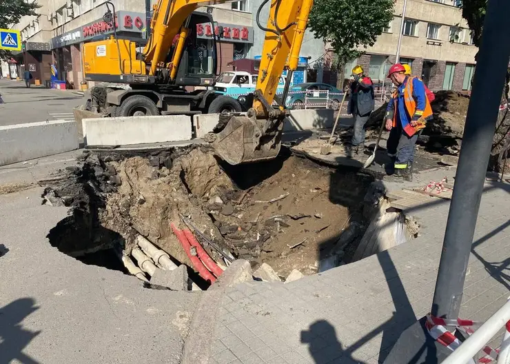 СГК приступила к ремонту гигантского провала в центре Красноярска