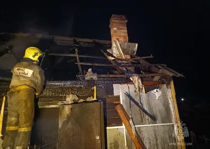 Жилой дом загорелся под Ачинском. Хозяйка погибла