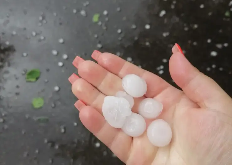 В Красноярске выпал крупный град