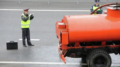 Разлив топлива произошел на трассе в Туве после опрокидывания бензовоза