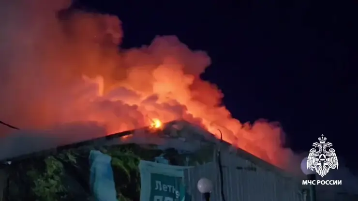 Крупный пожар потушили в бурятском кафе этой ночью (видео)