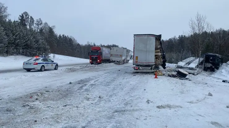 Движение в сторону Красноярска ограничили из-за аварии с 7 машинами