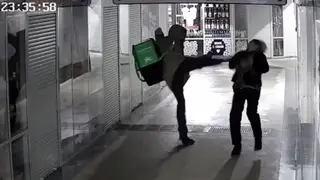 В Новосибирске курьер напал на пожилую женщину в подземном переходе и пнул ее по лицу