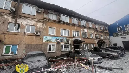 Часть административного здания в Новосибирске рухнула на припаркованные рядом машины