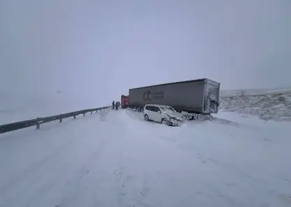 В Забайкалье фура и легковушка столкнулись на трассе