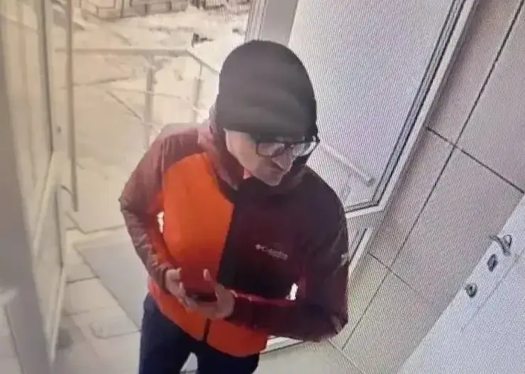 В Ачинске мужчина в оранжевой куртке ограбил ювелирный магазин на 5 млн рублей