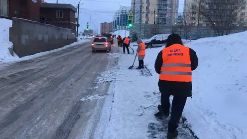 Мэр Красноярска поручил усилить уборку снега на пешеходных переходах, тротуарах и остановках