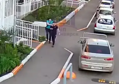 «В астрале он видит нападение человека»: супруга агрессора с ножом, который атаковал красноярца, рассказала про одержимость мужа