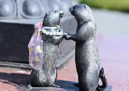 В Красноярске установили парочку последних бронзовых сусликов