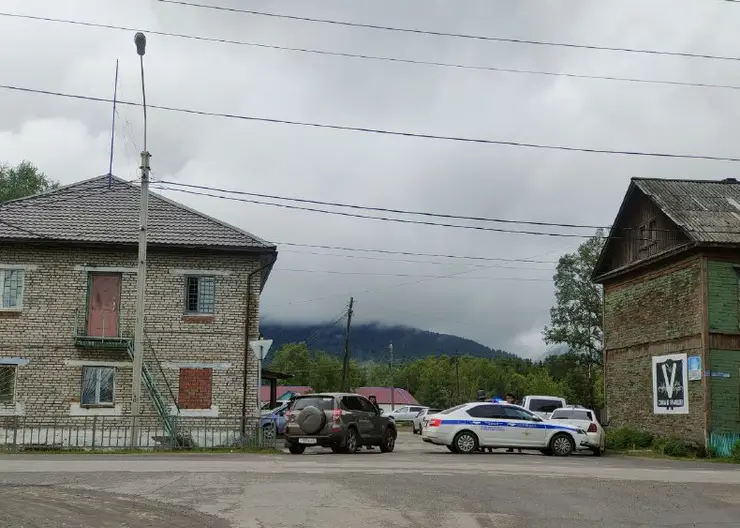 В Бурятии мужчина бросил в суде гранату в полицейского