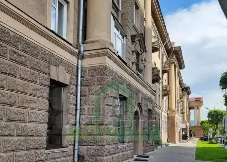 Мрамор, лепнина и колонны: в Красноярске продают престижные квартиры до 15 млн рублей