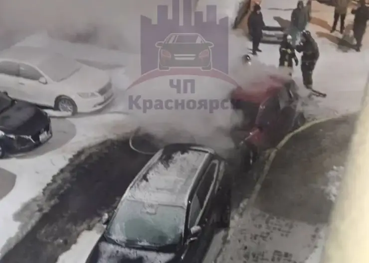 В Красноярске во дворе на Шумяцкого загорелись две машины