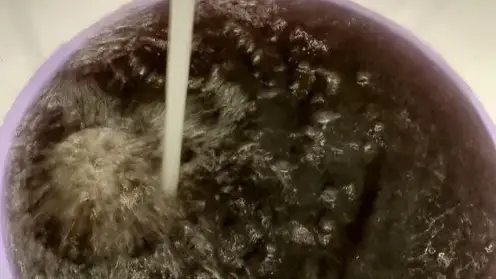 Красноярцы неделю не могут помыться из-за вонючей и грязной горячей воды