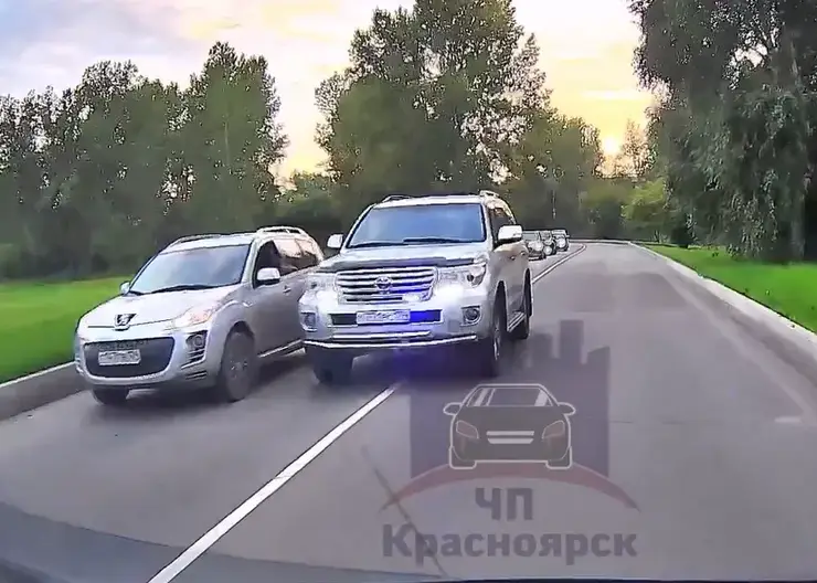 В Красноярске автохам на Крузере с мигалкой промчался по встречке