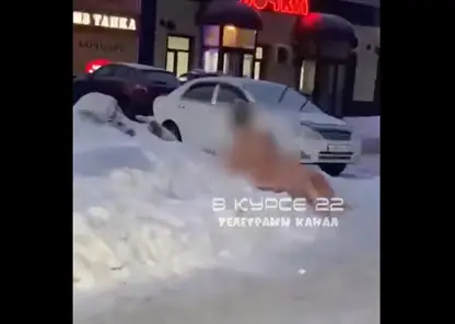 В Барнауле местные жители засняли обнаженную женщину в сугробе