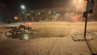 Вода вытекла на проезжую часть в Красноярске в 40-градусный мороз