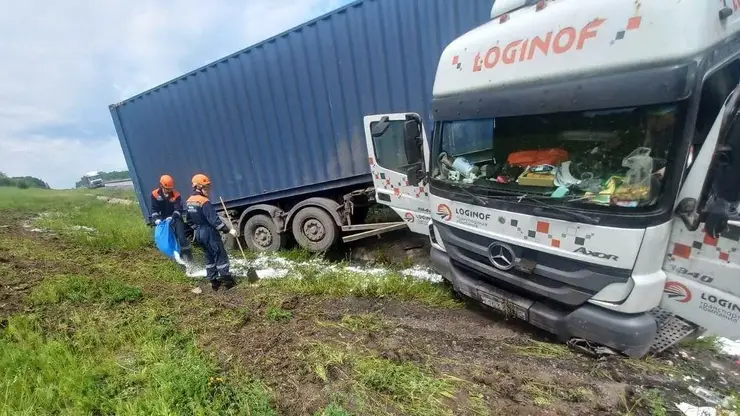 Фура съехала в кювет на трассе в Красноярском крае: после аварии в почву вытекла часть нефтепродуктов